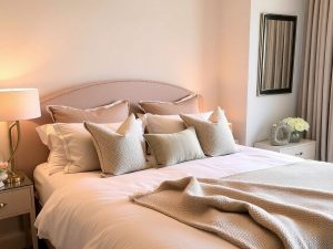 Dormitor confortabil cu lenjerie moale și decor elegant.