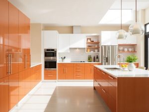 Bucătărie modernă cu elemente contemporane și culori luminoase.