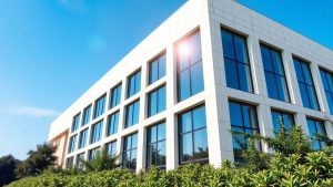 Clădire modernă, eficientă energetic, cu panouri solare.